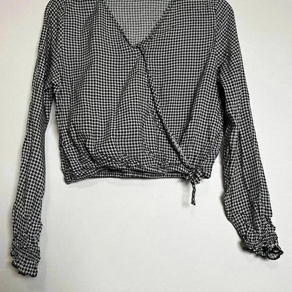 (3 for $10) Lot of 3 Juniors shirts/blouses Black and White and Burgun - Picture 6 of 7